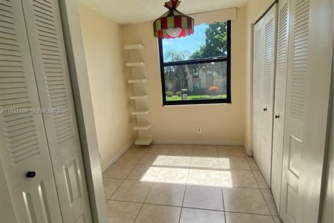 Снять в аренду кондоминиум в Маргит, Флорида 2 спальни, 92.9м2, № 1989599 - фото 12