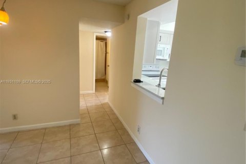 Снять в аренду кондоминиум в Маргит, Флорида 2 спальни, 92.9м2, № 1989599 - фото 8