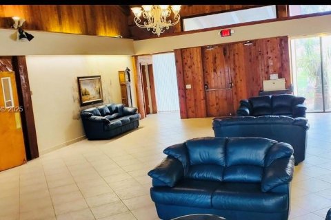 Снять в аренду кондоминиум в Маргит, Флорида 2 спальни, 92.9м2, № 1989599 - фото 18