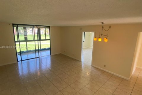 Снять в аренду кондоминиум в Маргит, Флорида 2 спальни, 92.9м2, № 1989599 - фото 3