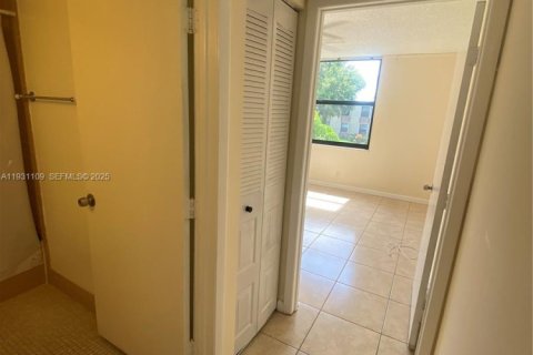 Снять в аренду кондоминиум в Маргит, Флорида 2 спальни, 92.9м2, № 1989599 - фото 7