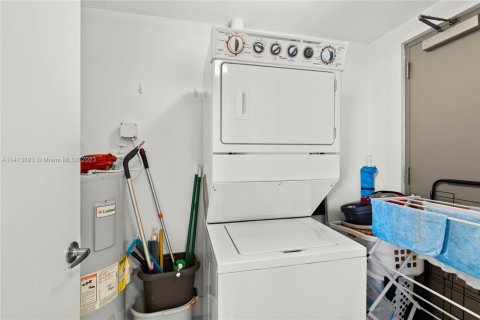 Condo in North Bay Village, Florida, 3 bedrooms  № 1703586 - photo 29