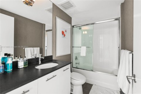 Condo in North Bay Village, Florida, 3 bedrooms  № 1703586 - photo 25
