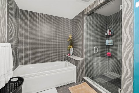 Condo in North Bay Village, Florida, 3 bedrooms  № 1703586 - photo 21