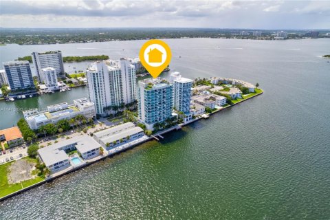 Condo in North Bay Village, Florida, 3 bedrooms  № 1703586 - photo 1