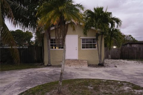 Снять в аренду виллу или дом в Палм Спрингс, Флорида 2 спальни, 65.77м2, № 2005927 - фото 2