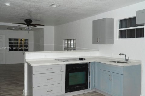 Снять в аренду виллу или дом в Палм Спрингс, Флорида 2 спальни, 65.77м2, № 2005927 - фото 3