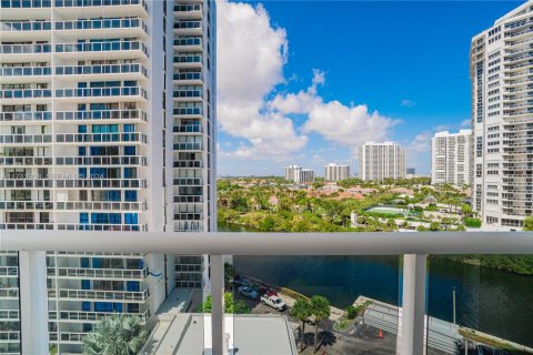 Condo in Aventura, Florida, 2 bedrooms  № 2186232 - photo 23