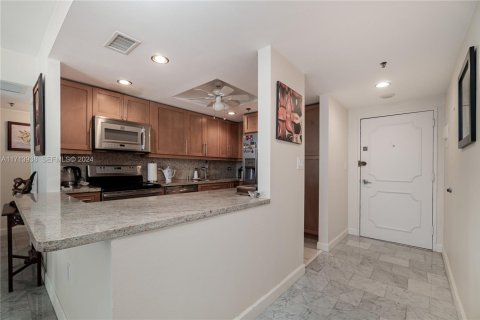 Condo in Aventura, Florida, 2 bedrooms  № 2186232 - photo 15