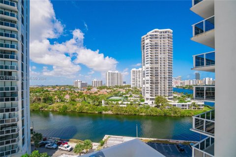 Condo in Aventura, Florida, 2 bedrooms  № 2186232 - photo 24