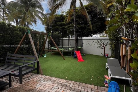 Townhouse in Hollywood, Florida 3 bedrooms, 214.05 sq.m. № 1891845 - photo 18