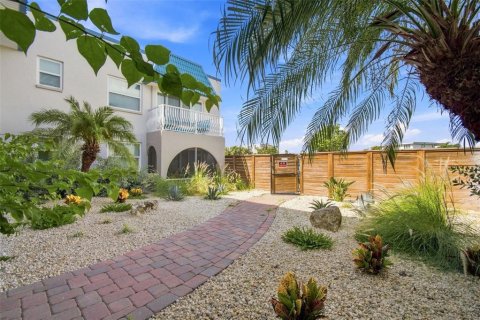 Condo in North Redington Beach, Florida, 2 bedrooms  № 2386283 - photo 30