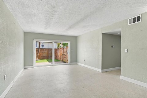 Condo in North Redington Beach, Florida, 2 bedrooms  № 2386283 - photo 8