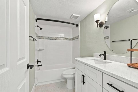 Condo in North Redington Beach, Florida, 2 bedrooms  № 2386283 - photo 22