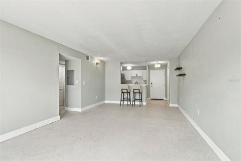 Condo in North Redington Beach, Florida, 2 bedrooms  № 2386283 - photo 10