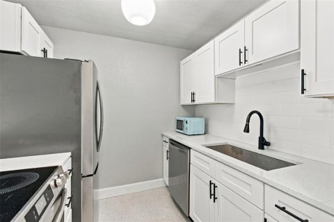 Condo in North Redington Beach, Florida, 2 bedrooms  № 2386283 - photo 5