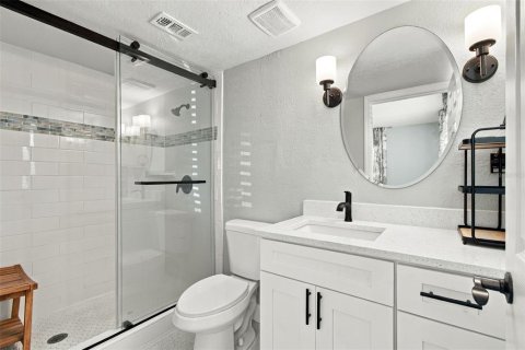 Condo in North Redington Beach, Florida, 2 bedrooms  № 2386283 - photo 17
