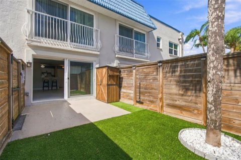 Condo in North Redington Beach, Florida, 2 bedrooms  № 2386283 - photo 25