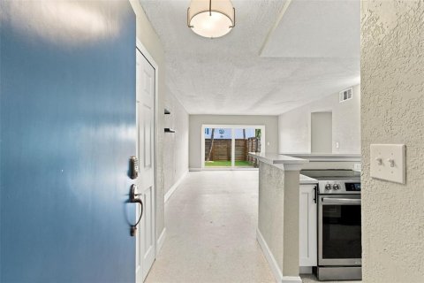 Condo in North Redington Beach, Florida, 2 bedrooms  № 2386283 - photo 4