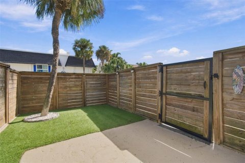 Condo in North Redington Beach, Florida, 2 bedrooms  № 2386283 - photo 24