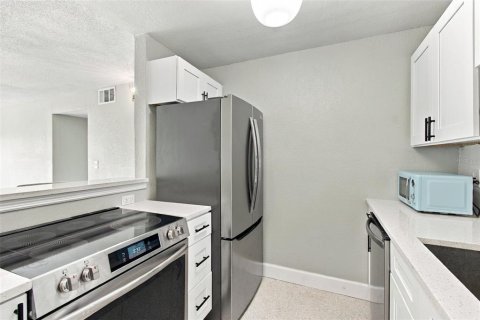 Condo in North Redington Beach, Florida, 2 bedrooms  № 2386283 - photo 6