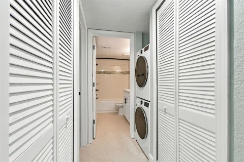 Condo in North Redington Beach, Florida, 2 bedrooms  № 2386283 - photo 18