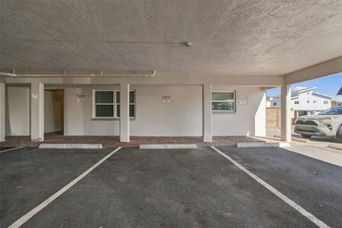 Condo in North Redington Beach, Florida, 2 bedrooms  № 2386283 - photo 28