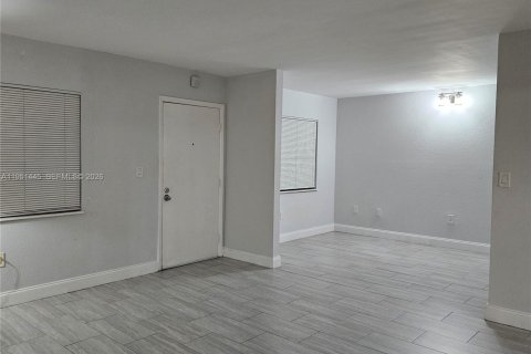 Condominio en alquiler en Miami, Florida, 3 dormitorios, 96.62 m2 № 2008999 - foto 3