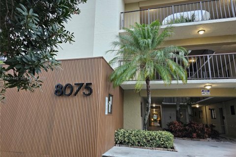 Condominio en alquiler en Miami, Florida, 3 dormitorios, 96.62 m2 № 2008999 - foto 18