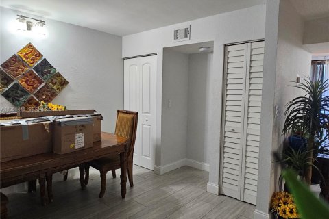 Condominio en alquiler en Miami, Florida, 3 dormitorios, 96.62 m2 № 2008999 - foto 5