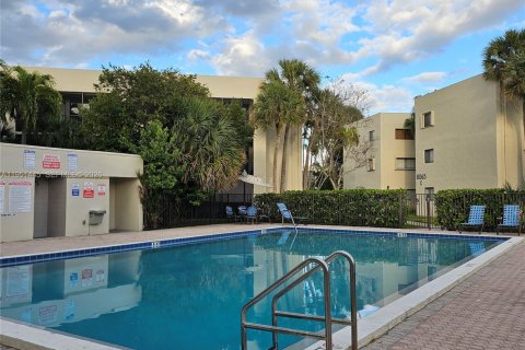 Condominio en alquiler en Miami, Florida, 3 dormitorios, 96.62 m2 № 2008999 - foto 14