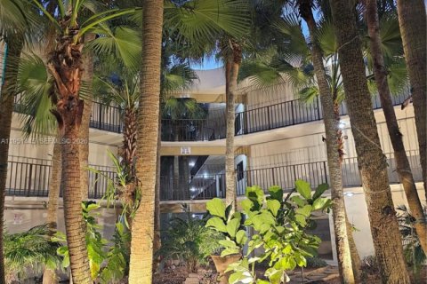 Condominio en alquiler en Miami, Florida, 3 dormitorios, 96.62 m2 № 2008999 - foto 13