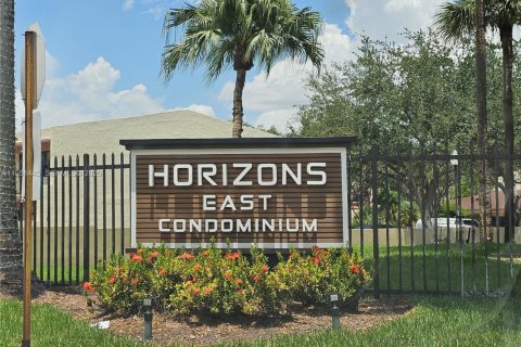 Condominio en alquiler en Miami, Florida, 3 dormitorios, 96.62 m2 № 2008999 - foto 2