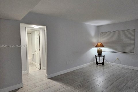 Condominio en alquiler en Miami, Florida, 3 dormitorios, 96.62 m2 № 2008999 - foto 4