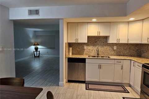 Condominio en alquiler en Miami, Florida, 3 dormitorios, 96.62 m2 № 2008999 - foto 6