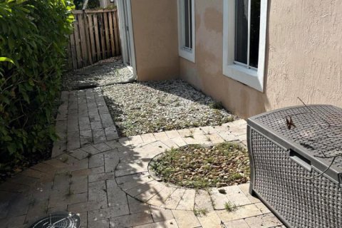 House in Plantation, Florida 3 bedrooms, 198.63 sq.m. № 2250986 - photo 15