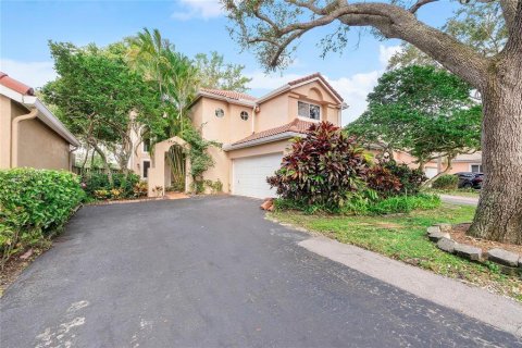 House in Plantation, Florida 3 bedrooms, 198.63 sq.m. № 2250986 - photo 2