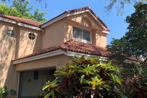 House in Plantation, Florida 3 bedrooms, 198.63 sq.m. № 2250986 - photo 23