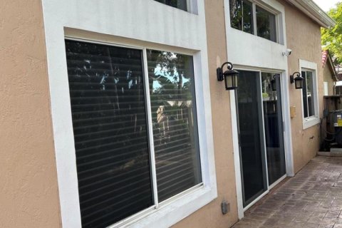 House in Plantation, Florida 3 bedrooms, 198.63 sq.m. № 2250986 - photo 17
