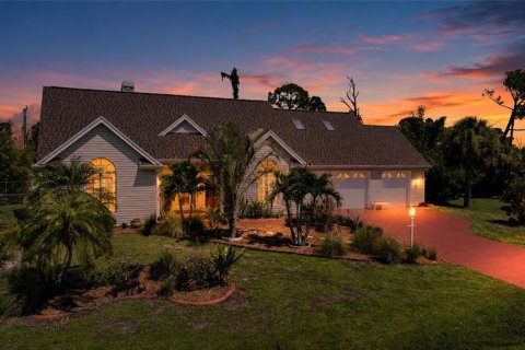 House in Port Charlotte, Florida 3 bedrooms, 185.71 sq.m. № 2296999