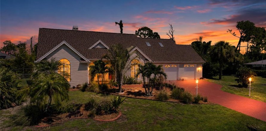 House in Port Charlotte, Florida 3 bedrooms, 185.71 sq.m. № 2296999