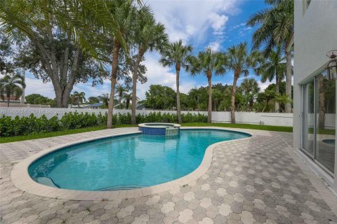 House in Plantation, Florida 4 bedrooms, 243.59 sq.m. № 2023547 - photo 8