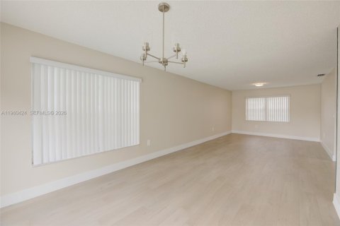 House in Plantation, Florida 4 bedrooms, 243.59 sq.m. № 2023547 - photo 18