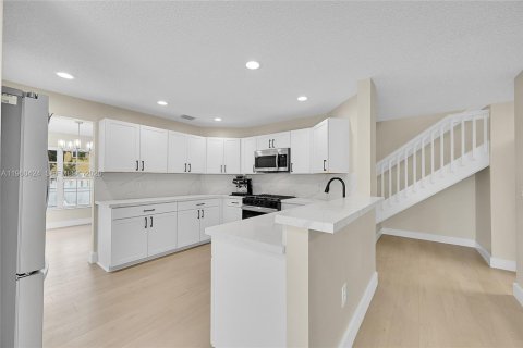 House in Plantation, Florida 4 bedrooms, 243.59 sq.m. № 2023547 - photo 5