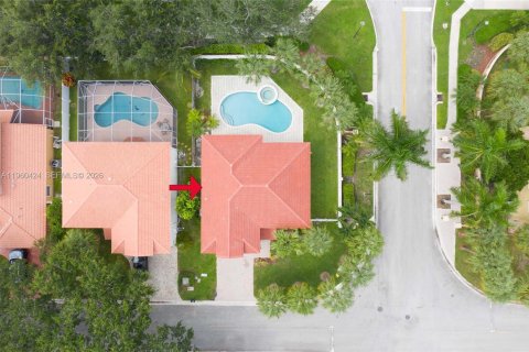 House in Plantation, Florida 4 bedrooms, 243.59 sq.m. № 2023547 - photo 2