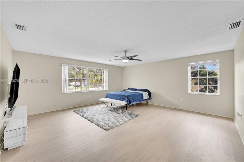 House in Plantation, Florida 4 bedrooms, 243.59 sq.m. № 2023547 - photo 13