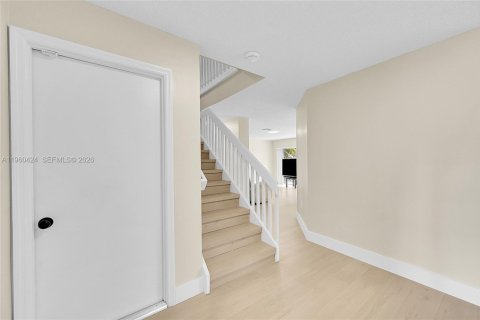 House in Plantation, Florida 4 bedrooms, 243.59 sq.m. № 2023547 - photo 9