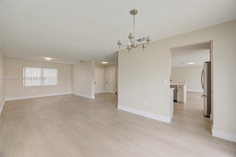 House in Plantation, Florida 4 bedrooms, 243.59 sq.m. № 2023547 - photo 17