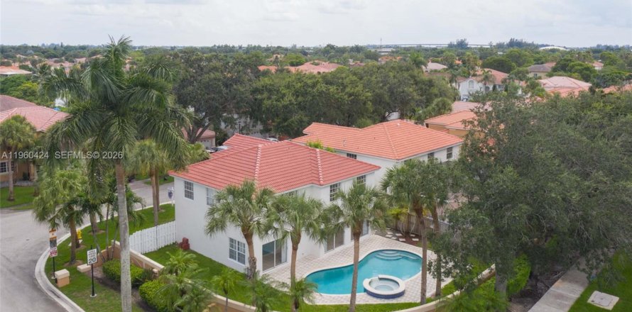 House in Plantation, Florida 4 bedrooms, 243.59 sq.m. № 2023547