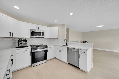 House in Plantation, Florida 4 bedrooms, 243.59 sq.m. № 2023547 - photo 4